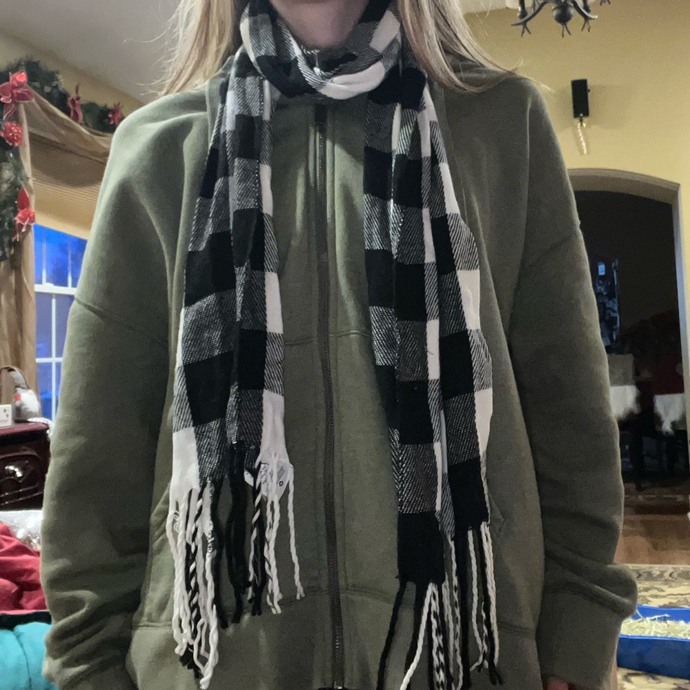 Black and white scarf